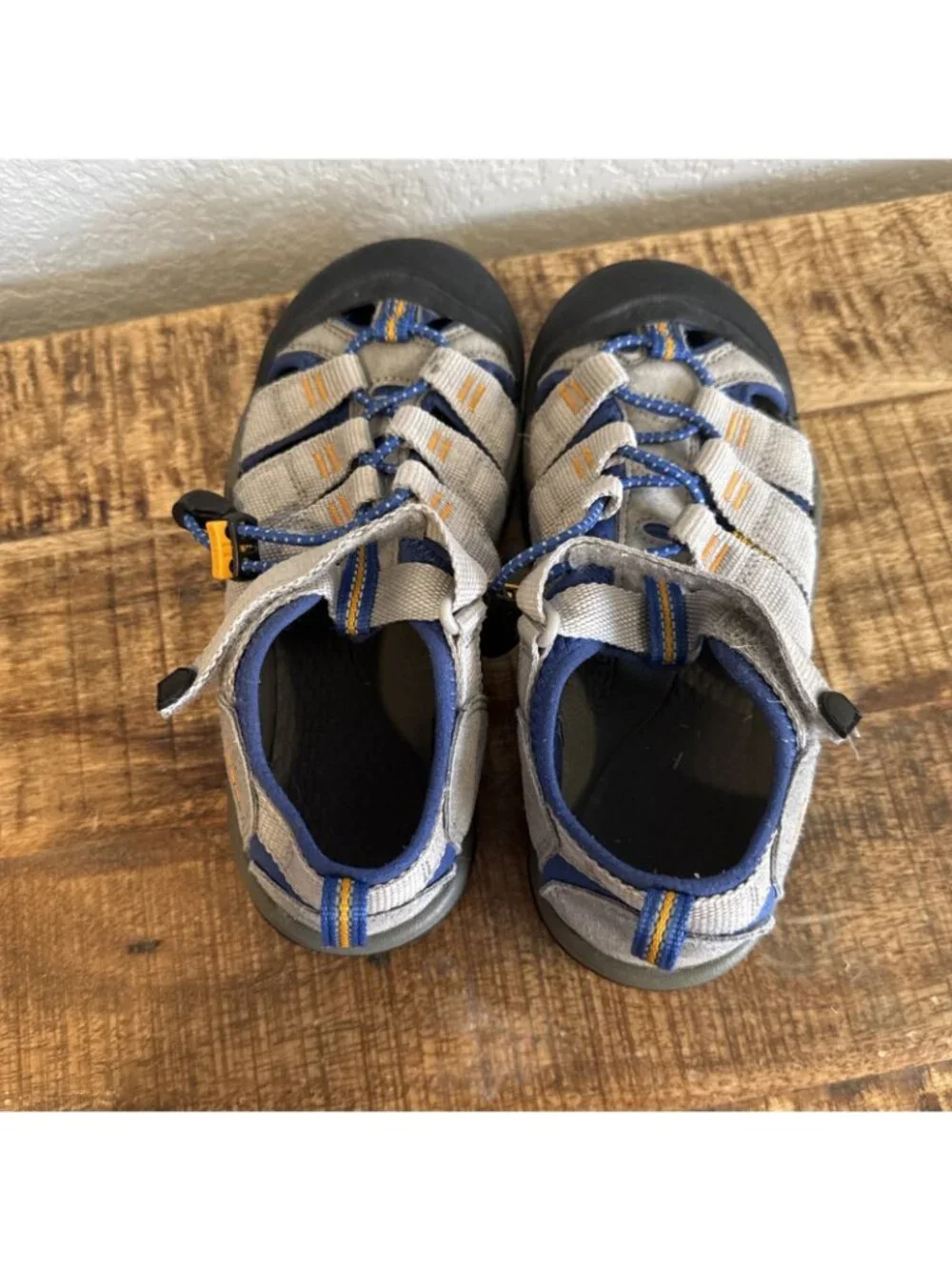 Keens Kids Sandals Gray size 2 YOUTH Washable Hiking Outdoor Boys Closed Toe